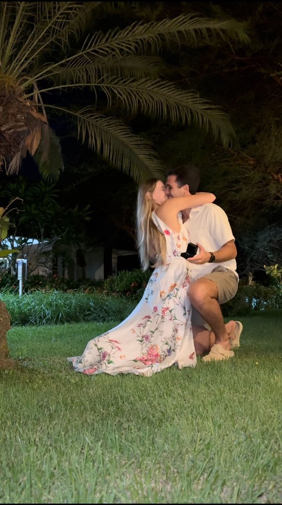 Carol e Fernando celebrando em Búzios — a noite do sim