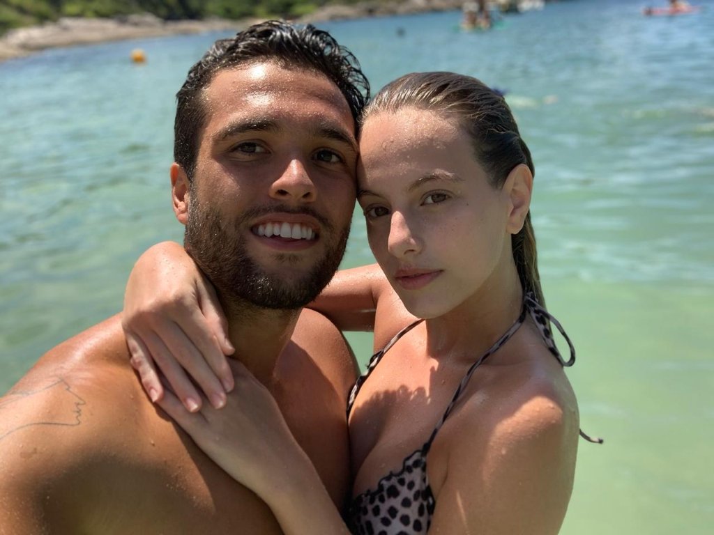 Carol e Fernando na praia em Búzios — o encontro que mudou tudo