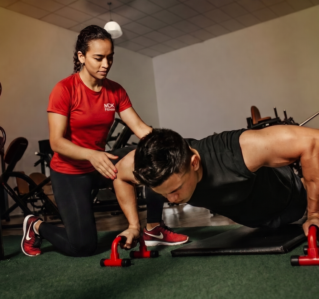 Personal Trainer coaching client