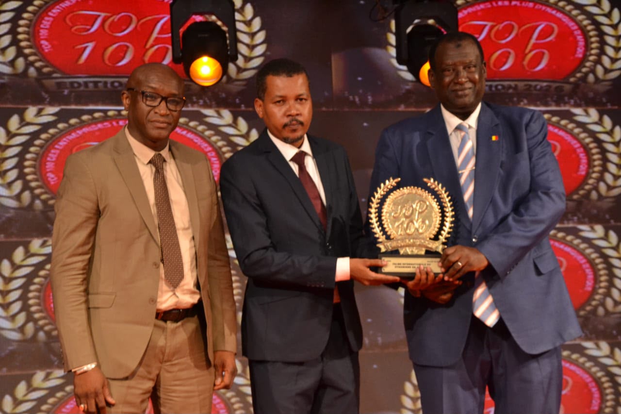 Remise du trophée Top 100 au Consul Général du Tchad à Dakar