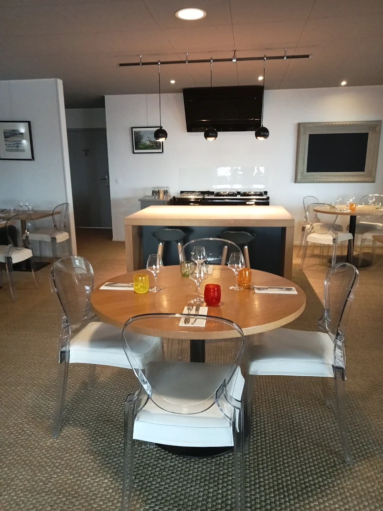 Salle - Espace cuisson et tables