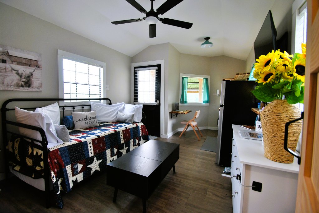 Living & Sleeping Area