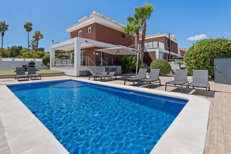 Villa pool