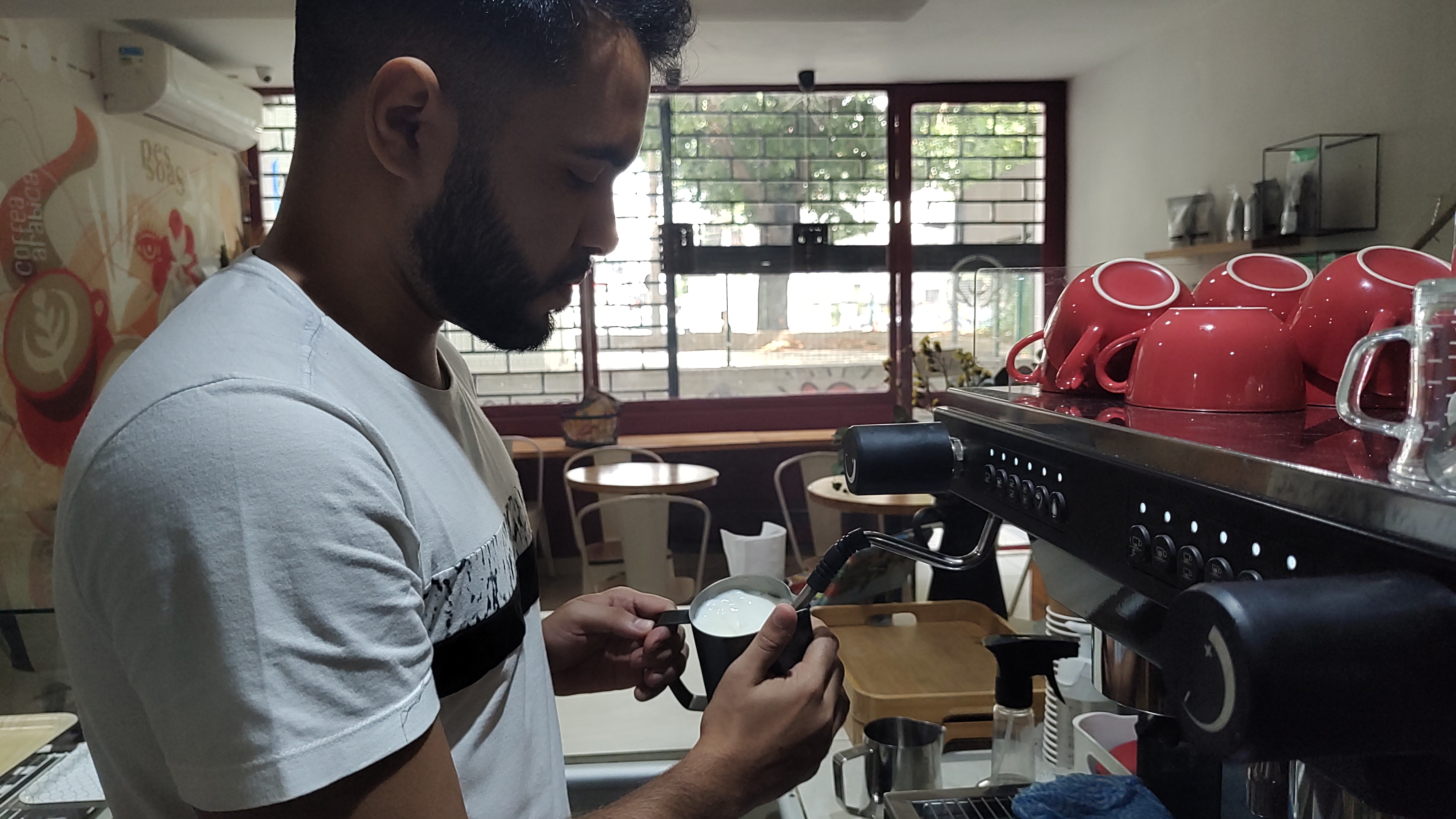 Curso de barismo na Artemis com instrutor demonstrando técnicas de extração