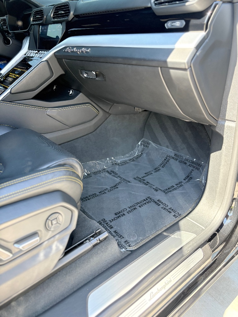 Lamborghini Urus — Interior