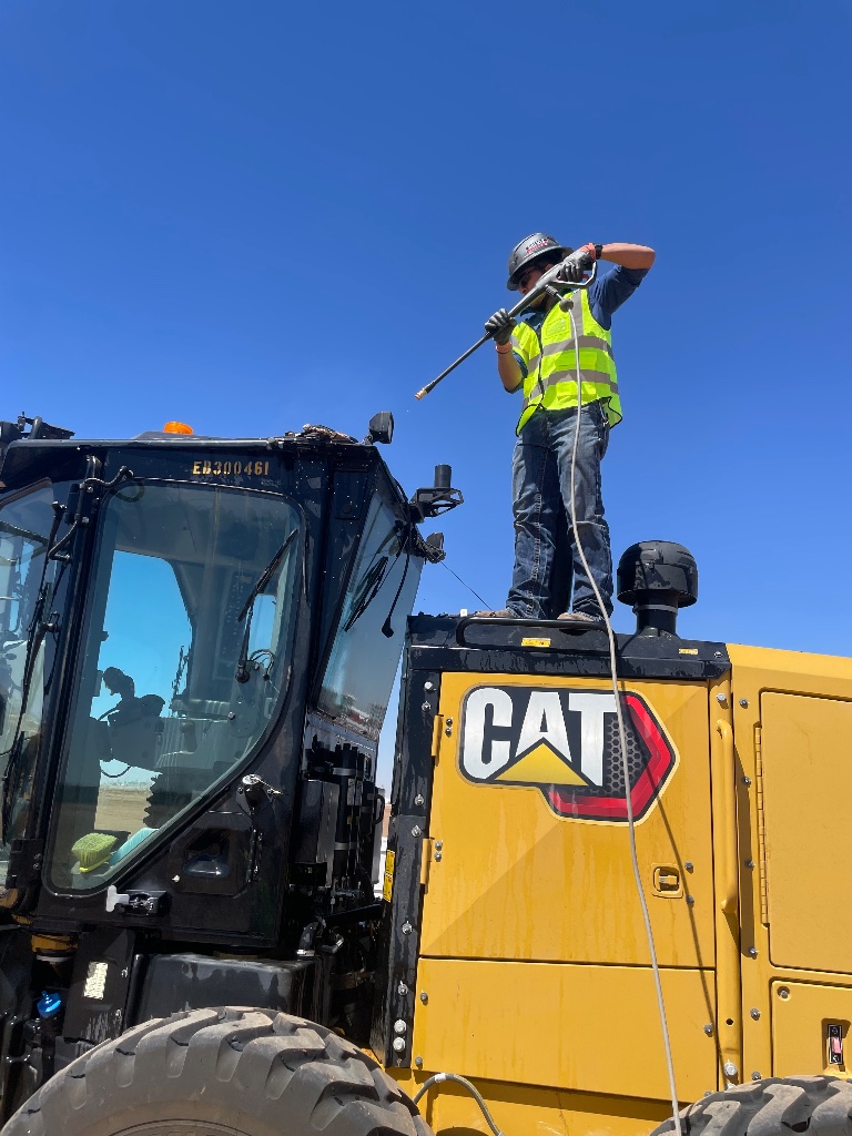 Detailing CAT Equipment