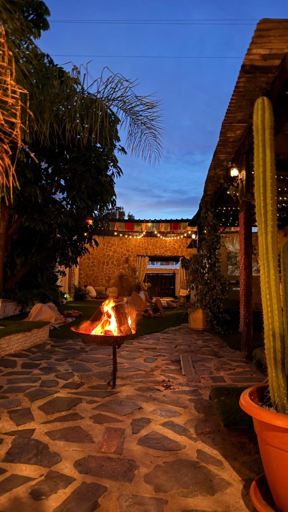 Patio comunitario con fogata al anochecer en Esikaro
