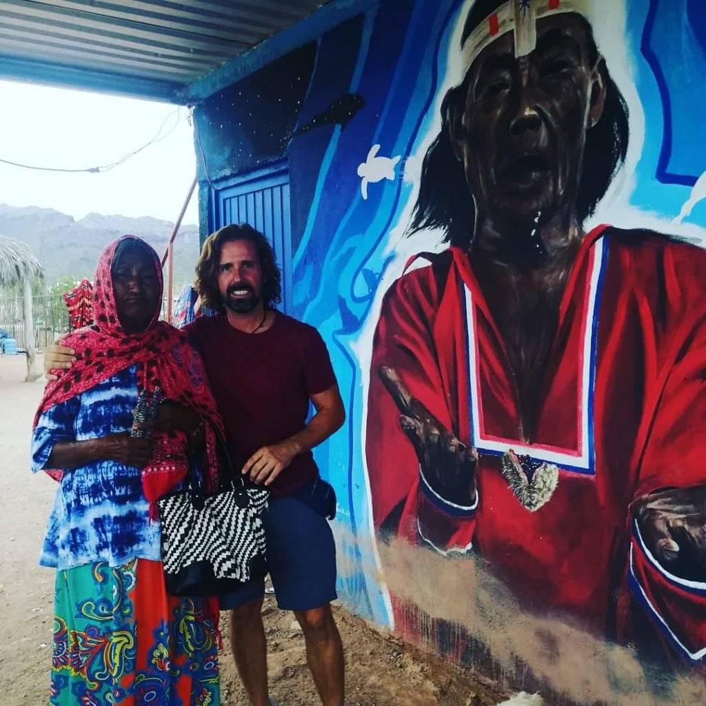 Encuentro cultural frente al mural en el centro Esikaro