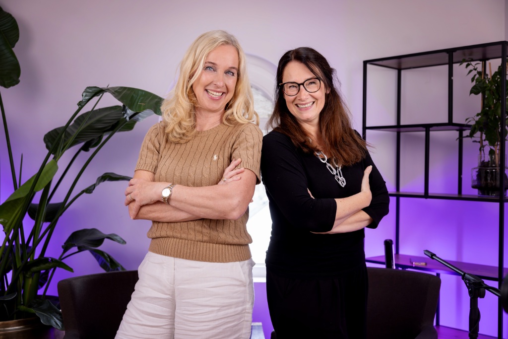 Two professional women, the hosts of the Steuerstark podcast