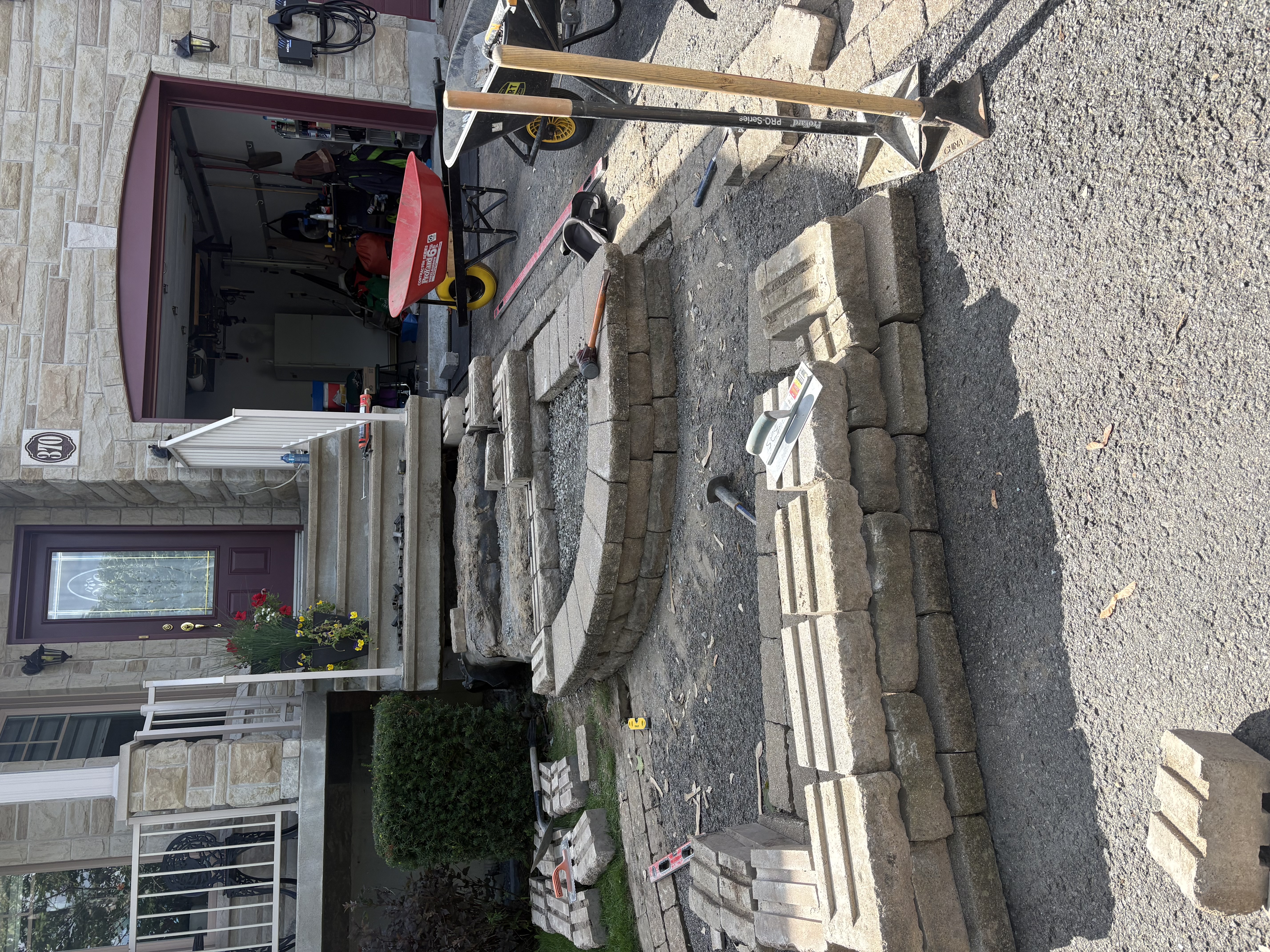 Assemblage du mur de soutènement — pose des blocs Nolita wall