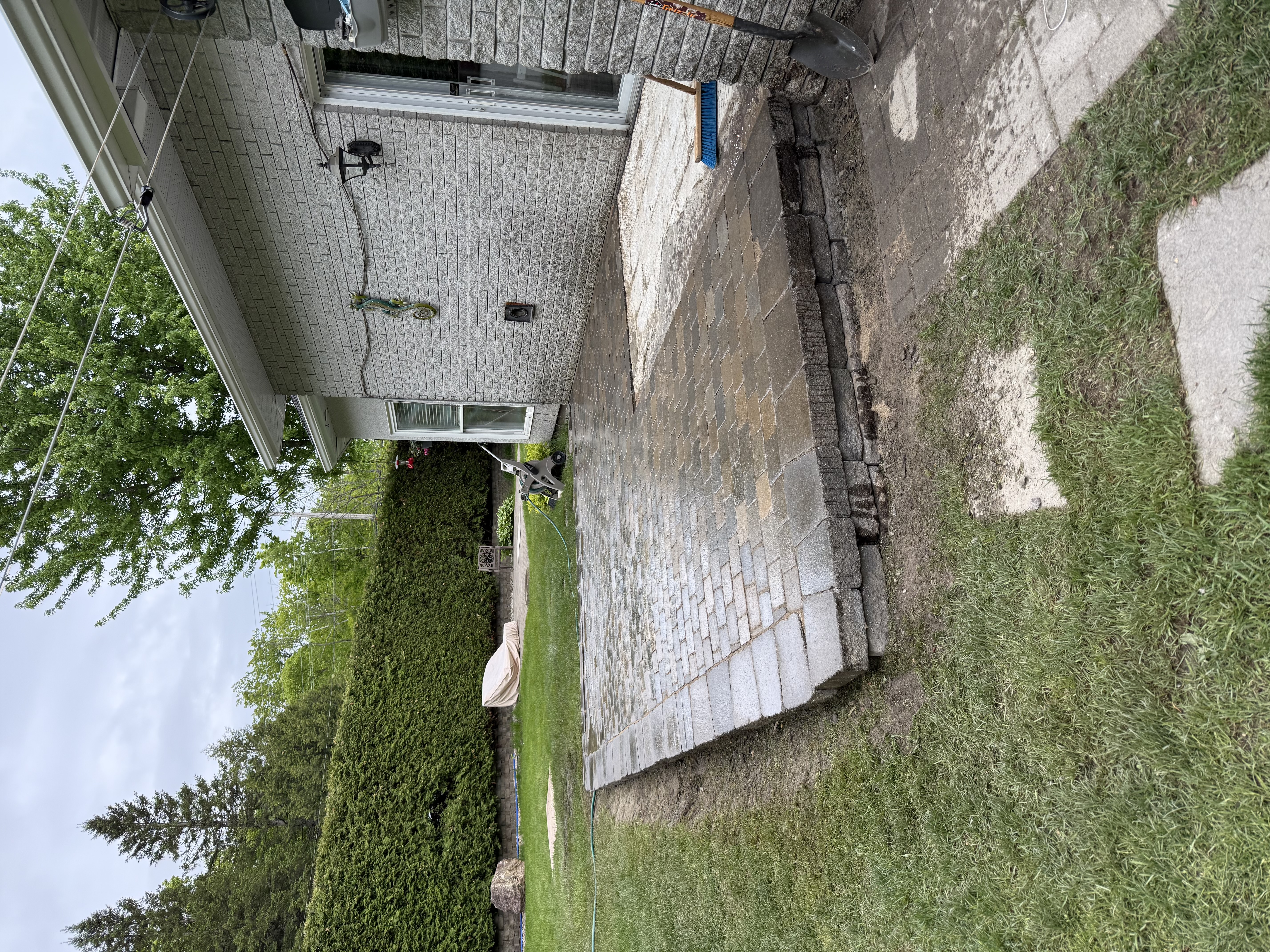 Après — patio nivelé et drainant