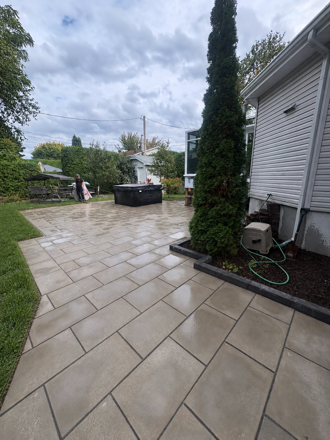 Installation de pavé uni — patio résidentiel complété avec pavés grand format
