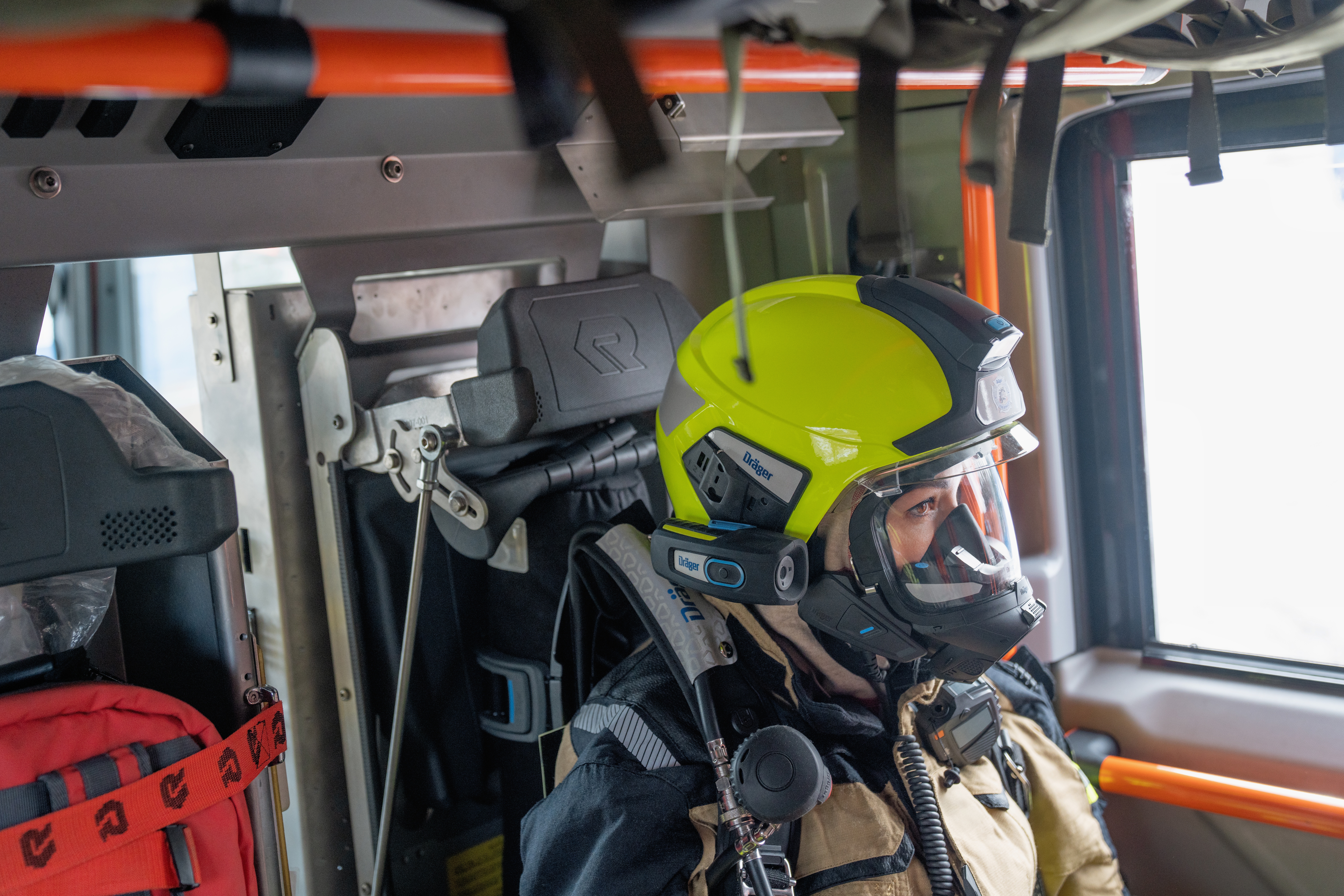 Dräger integrated helmet and respiratory protection in the jump seat