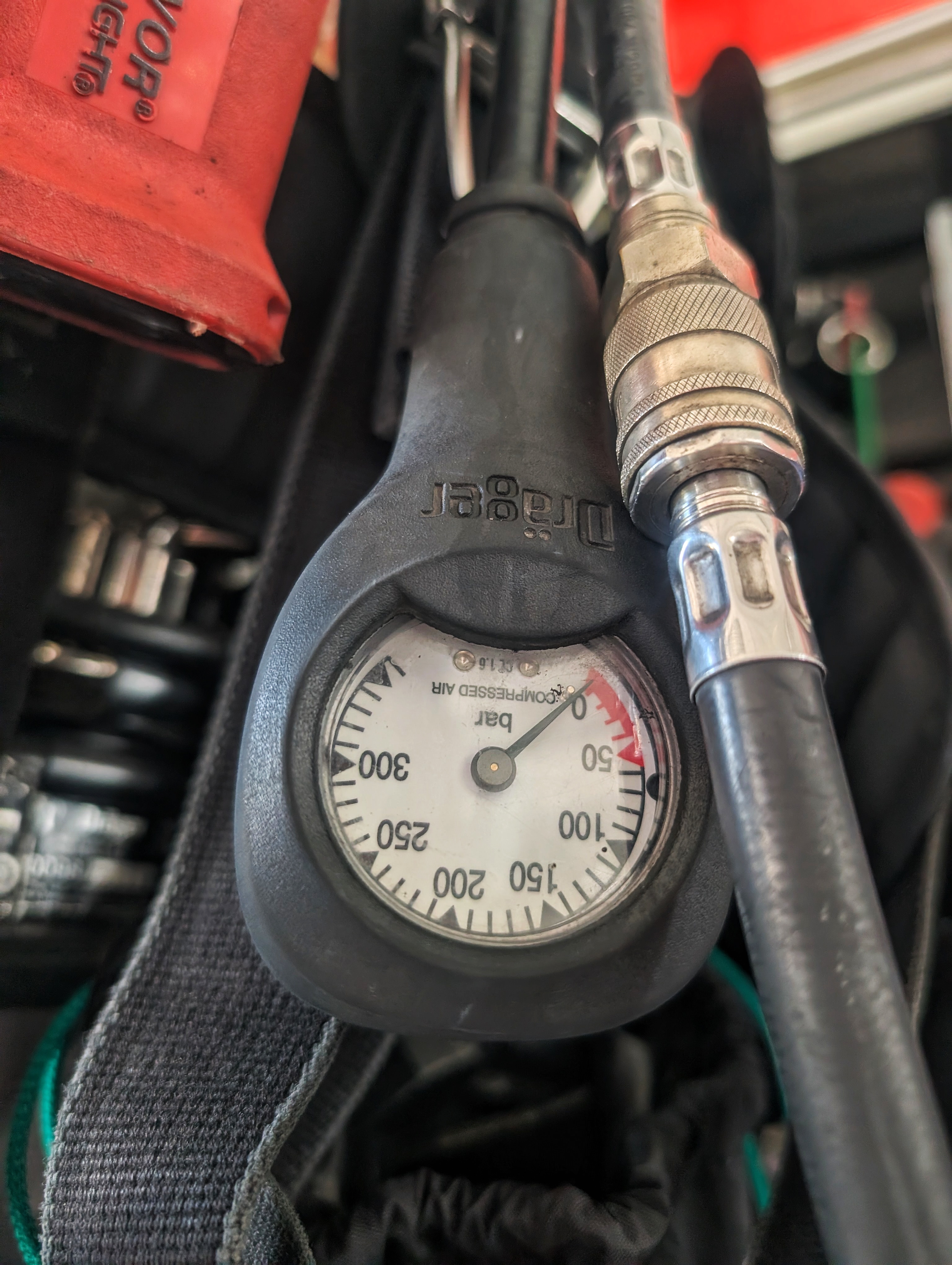 Dräger BA gauge — 300 bar compressed air, the same setup UK crews know.