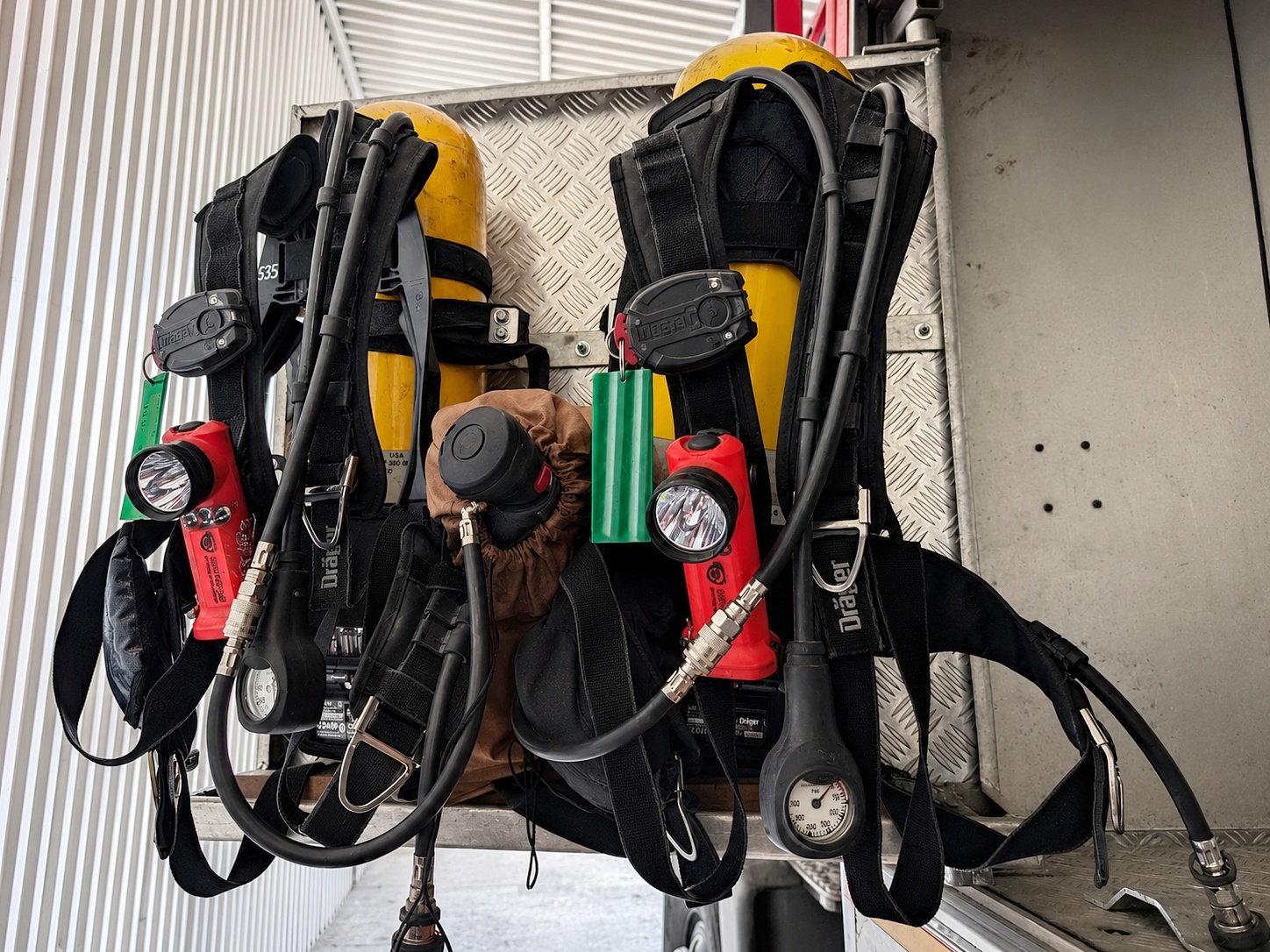 Dräger BA sets with yellow cylinders mounted in the Peyia appliance — the same kit, just a smaller station.