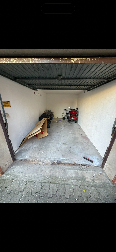 Kellerentrümpelung Düsseldorf – Garage vor der Räumung