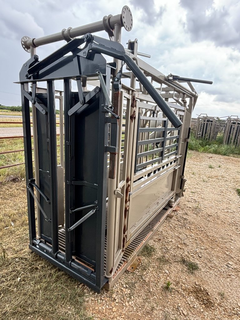 Texas Bull Chute without Palpation Cage - Front Left View
