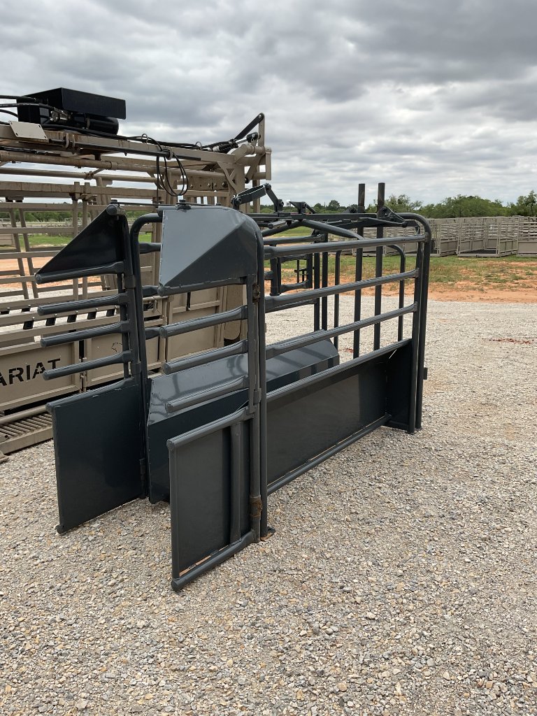 Circle T Roping Chute - Side View