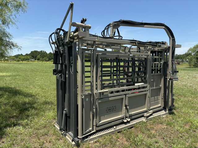 Circle T Hydraulic Chute - Front Angle