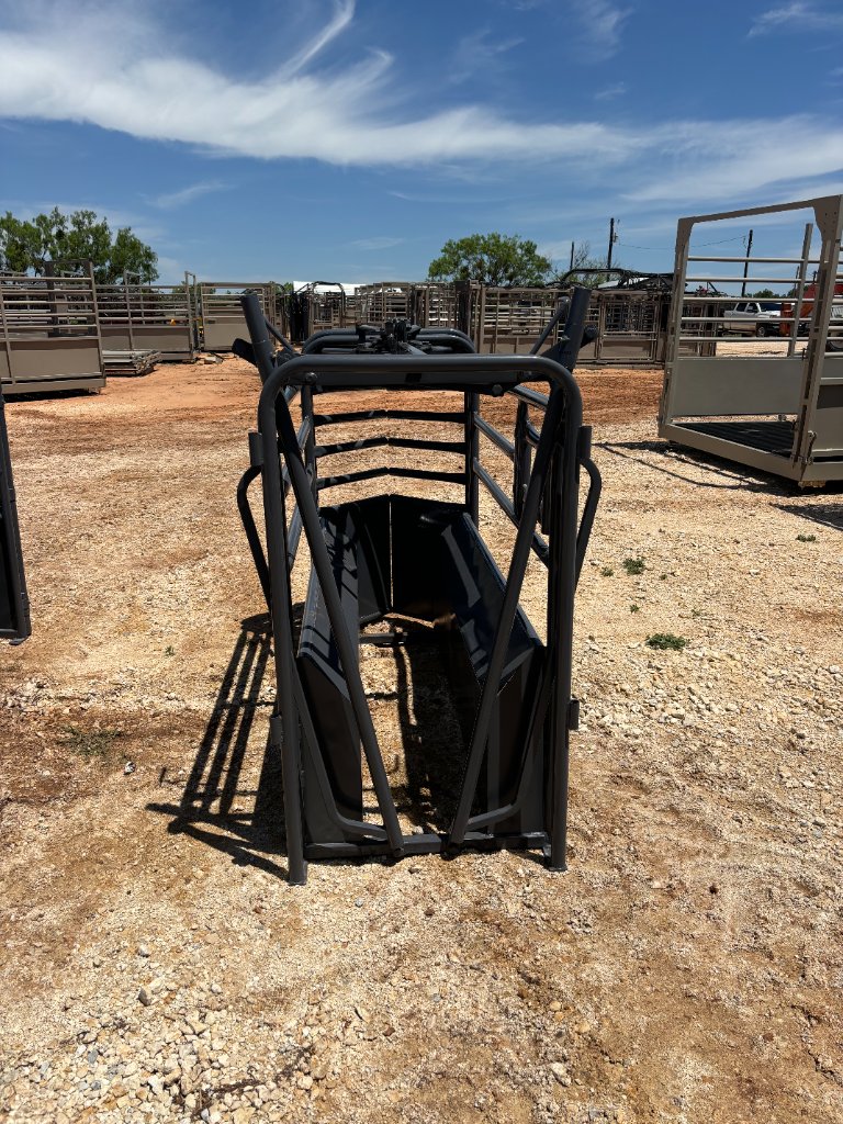 Circle T Roping Chute - Front Entry View