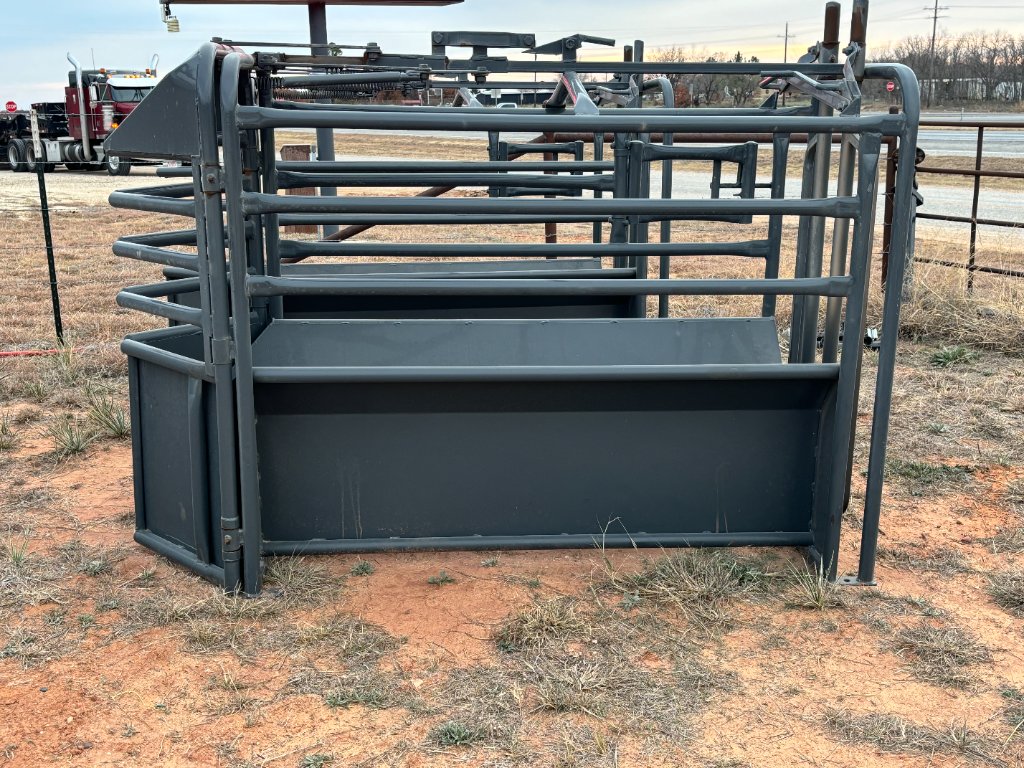Circle T Roping Chute - Full View