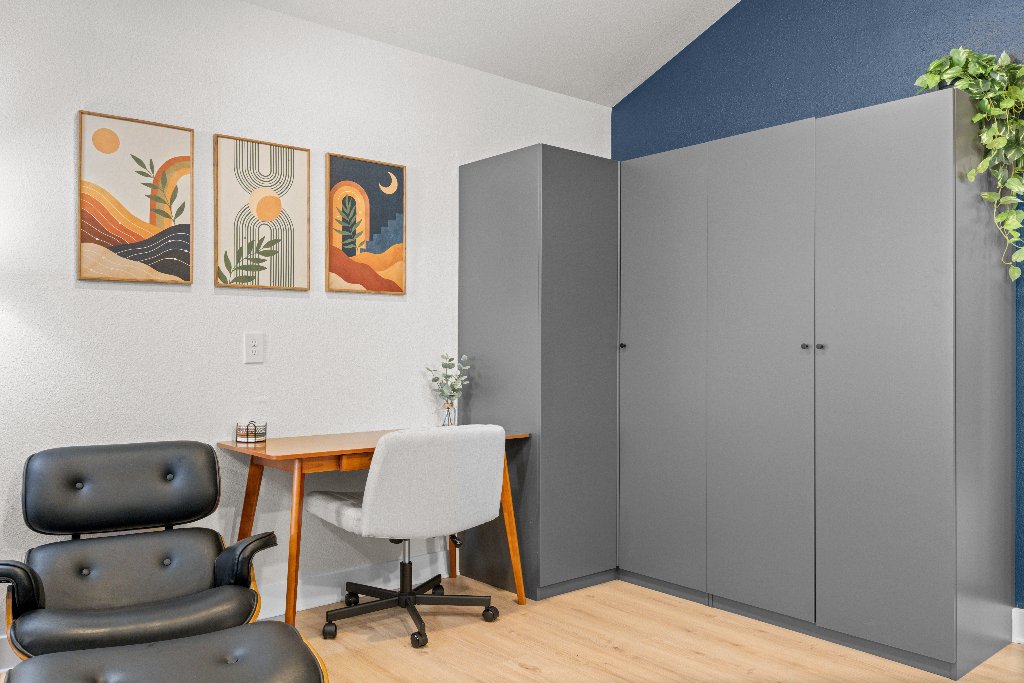 Office bedroom with closet