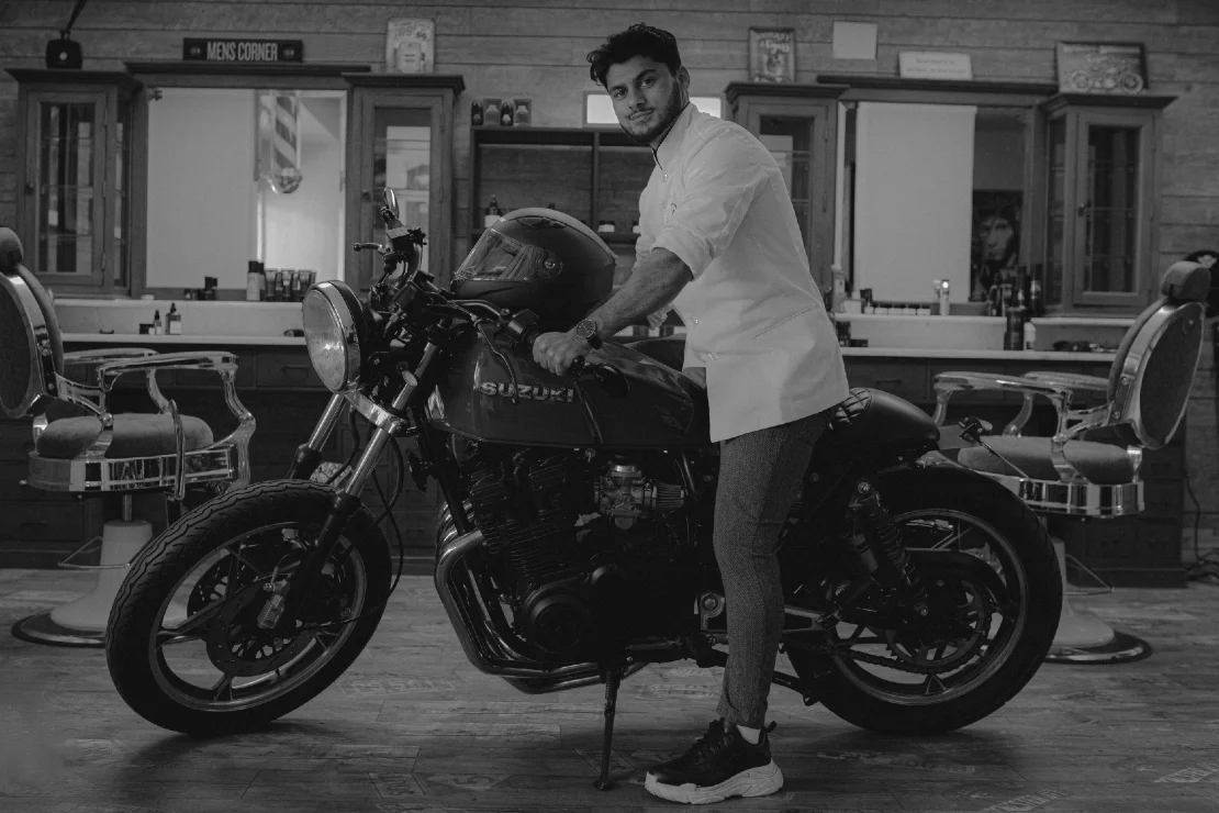 Klassisk barberarkniv i morgonljus – The Barber K i Kalmar