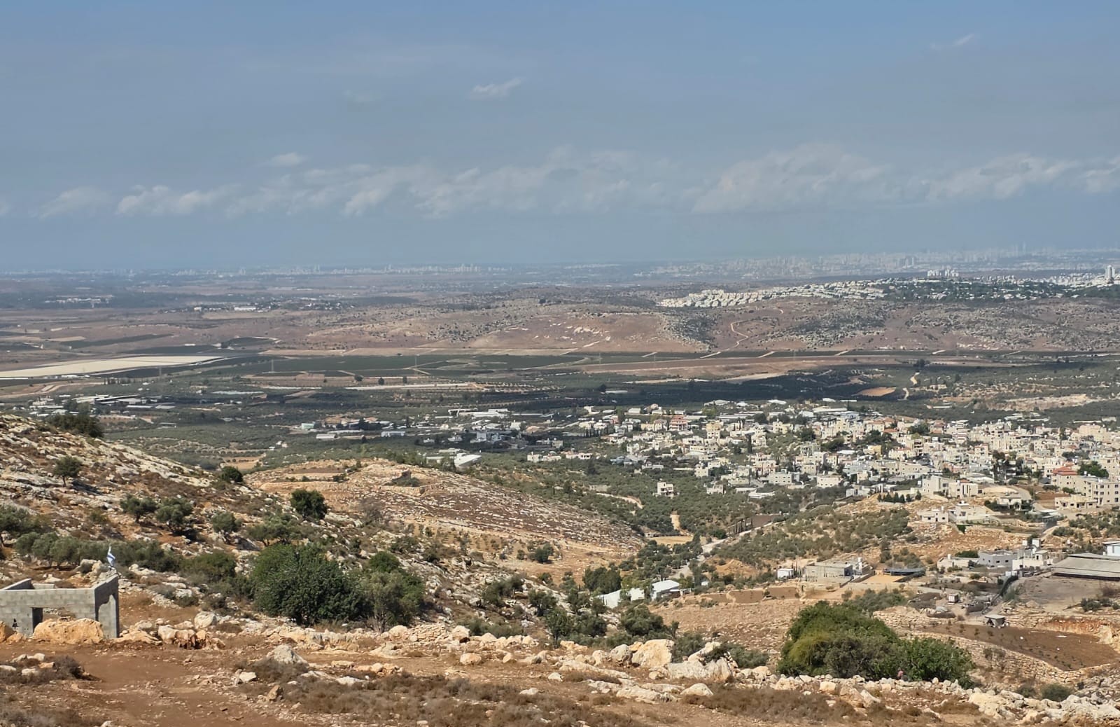 נוף של חוות סלע אברהם והסביבה הכפרית הסמוכה לנוף איילון