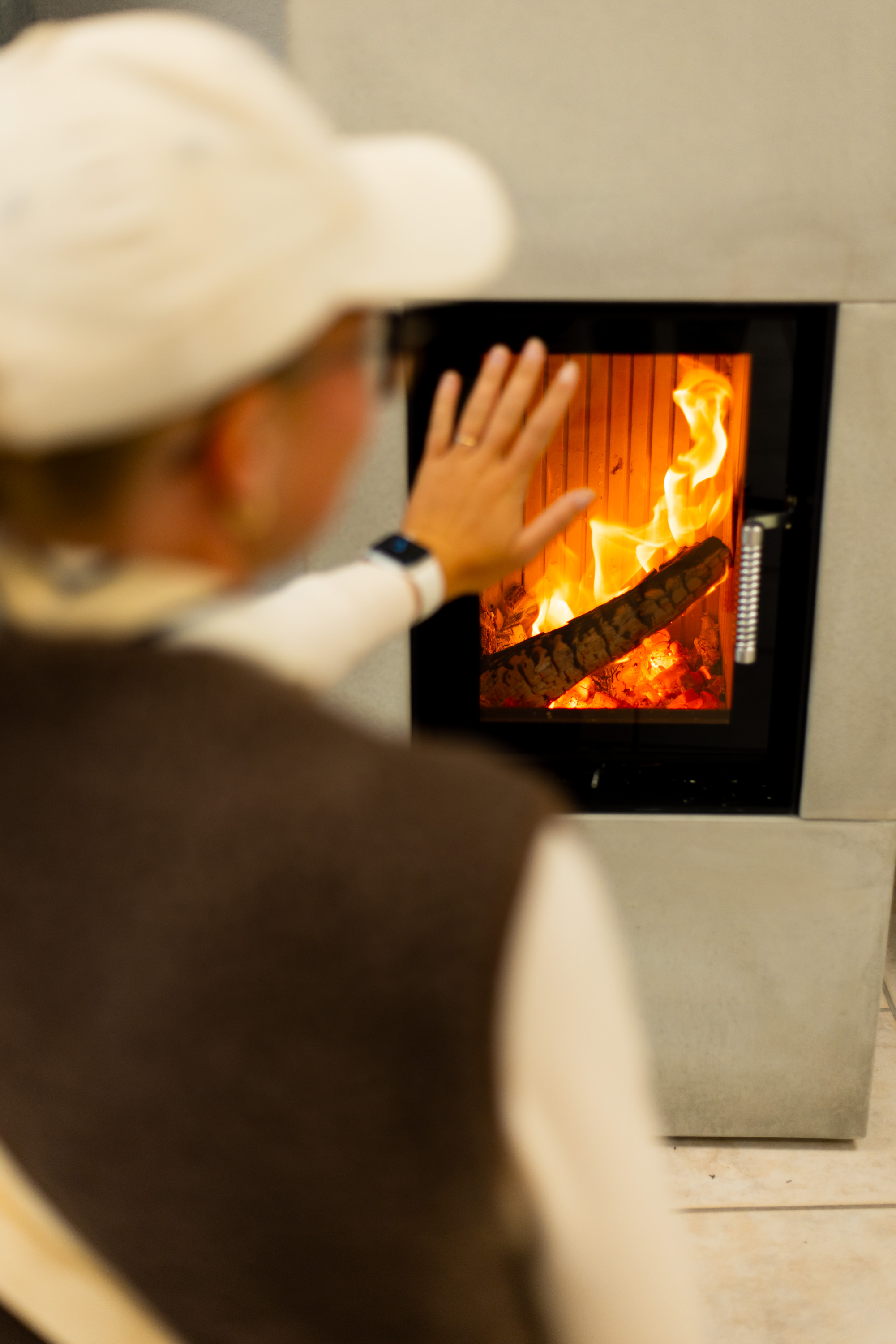 Hände am warmen Kaminofenfeuer – Ofenbude Ahlen