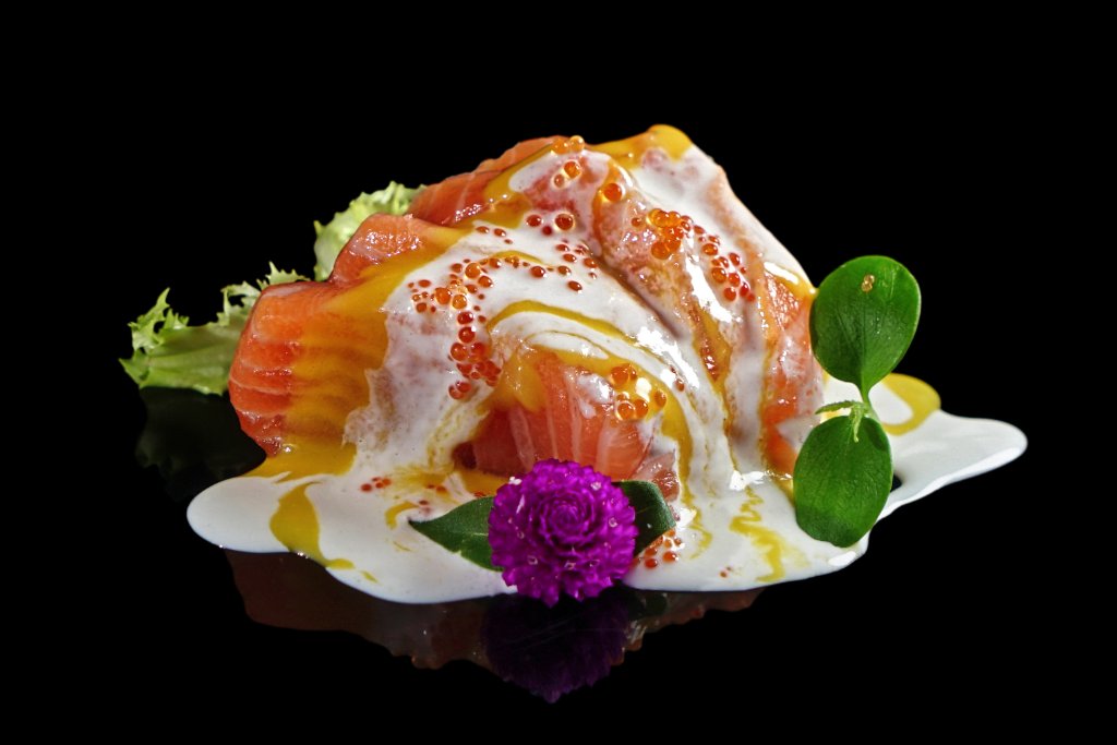 Nigiri salmone con uova di trota