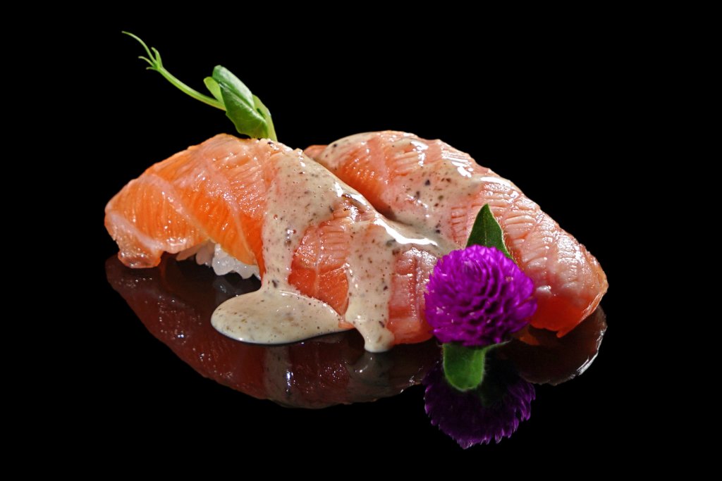 Nigiri salmone con crema al tartufo
