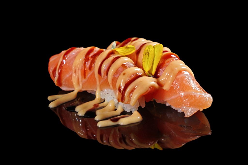 Nigiri salmone con salsa spicy