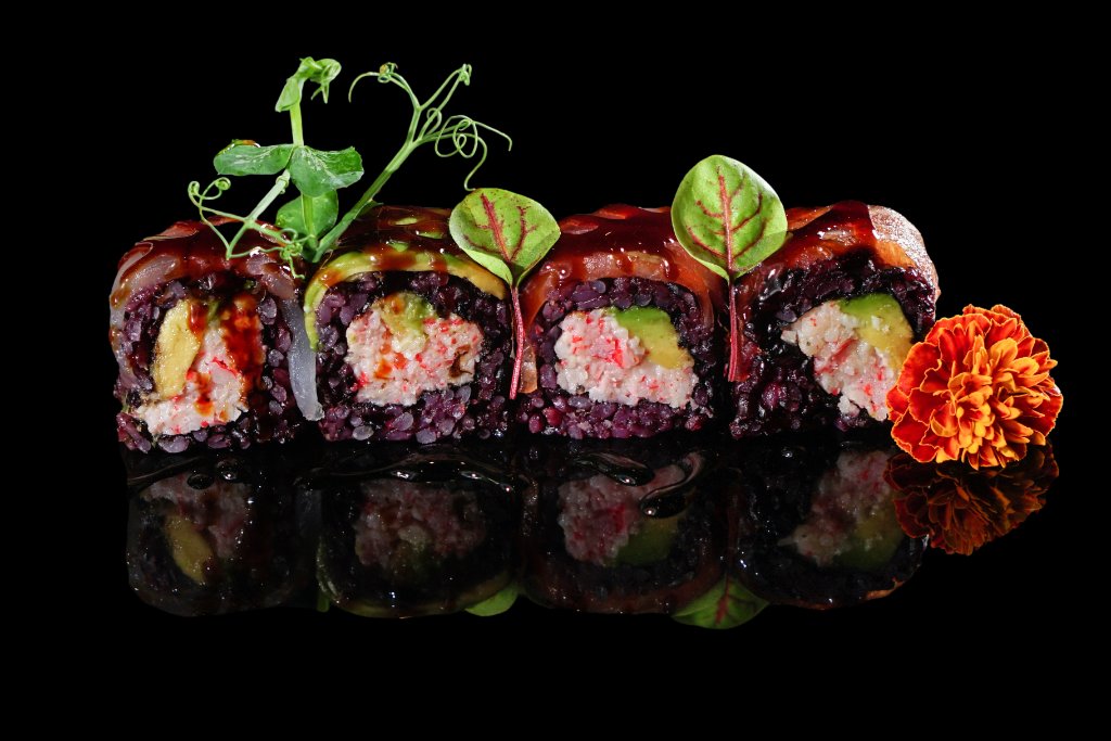 Uramaki speciale riso venere granchio e avocado con teriyaki