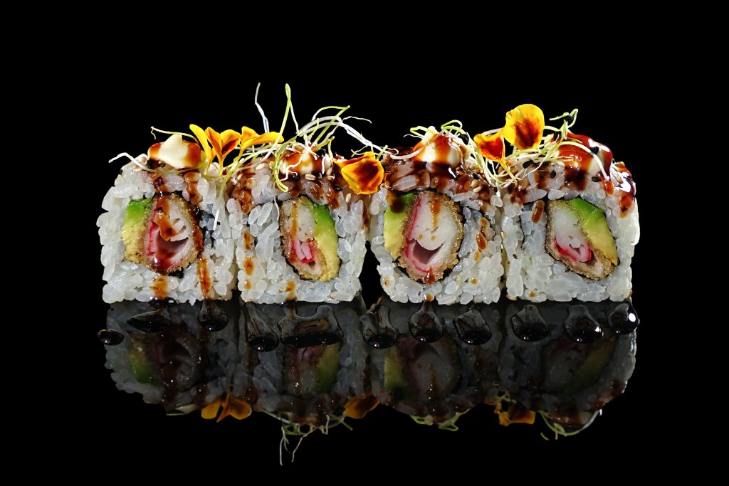 Uramaki salmone crudo e granchio con salsa tartufo