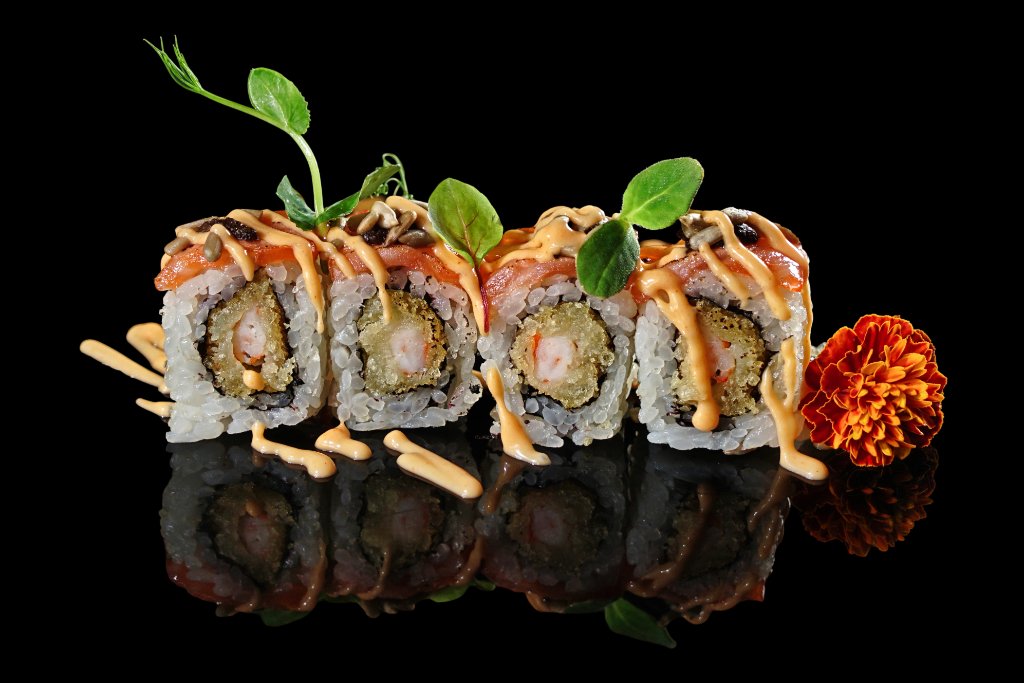 Uramaki speciale salmone, philadelphia e tobiko