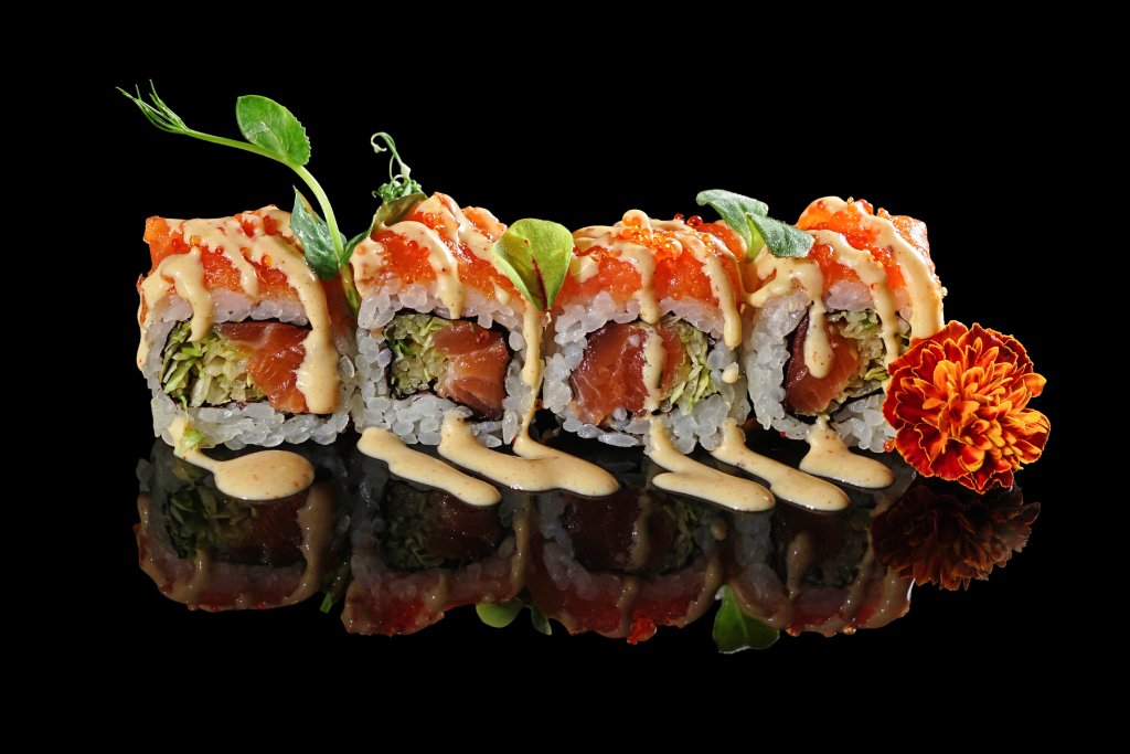 Uramaki speciale gambero panko, salmone e wakame