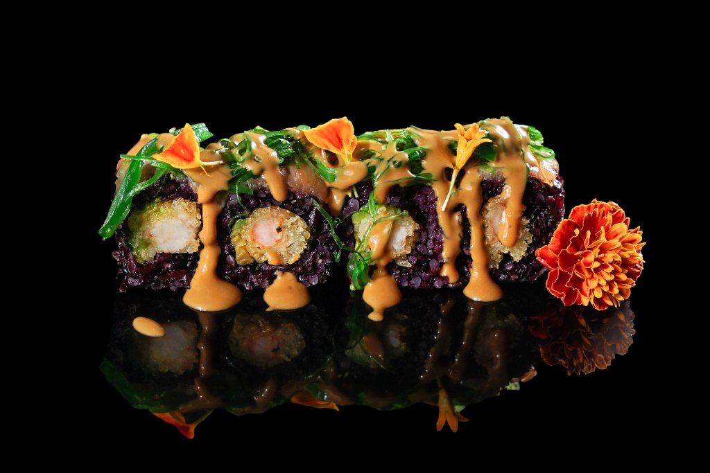 Uramaki speciale riso venere gambero panko e wakame