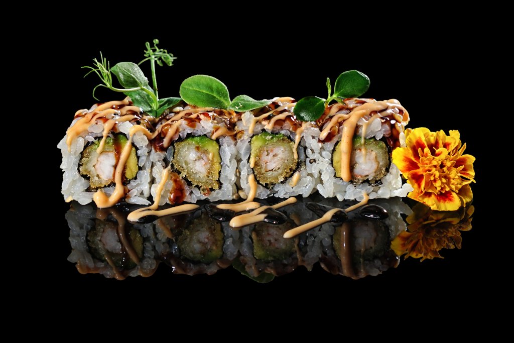 Uramaki polpo tempura e avocado con wakame