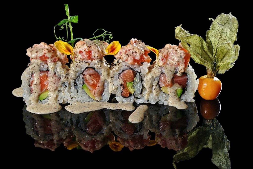 Uramaki salmone con katsuobushi