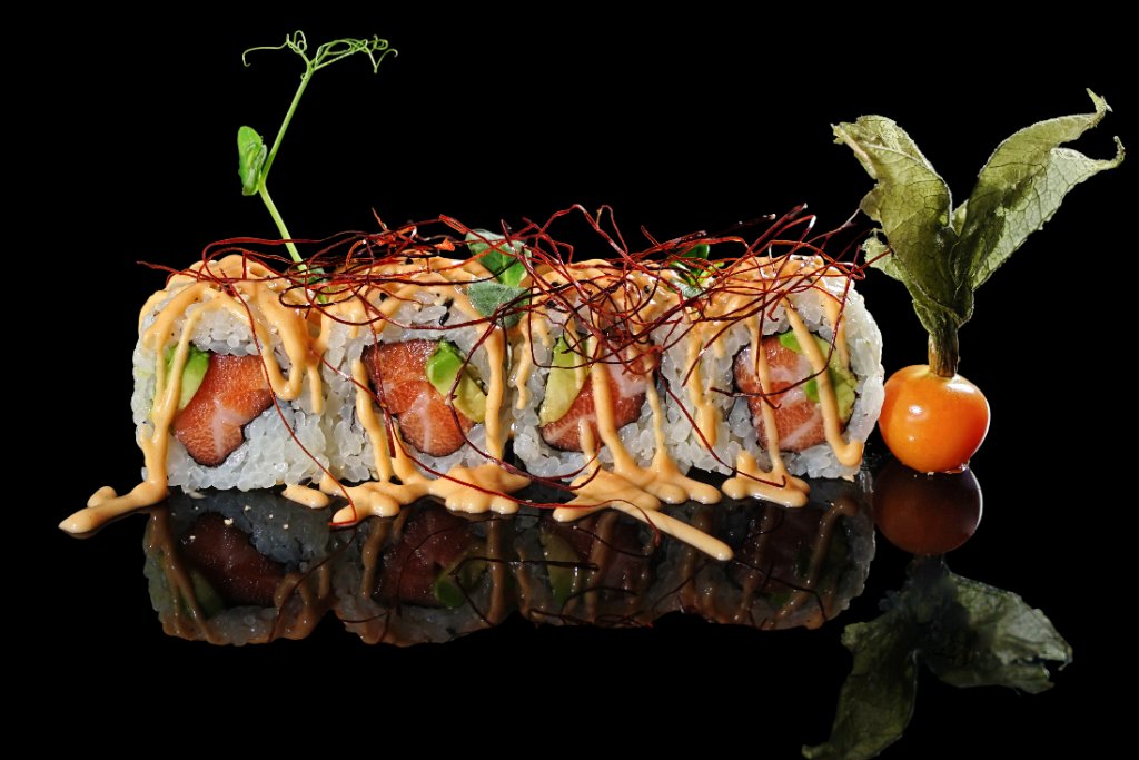 Uramaki polpo e avocado con wakame