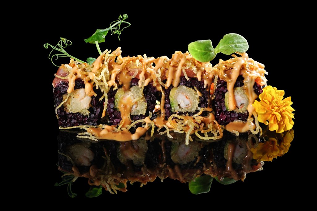 Uramaki speciale polpo fritto e avocado con teriyaki
