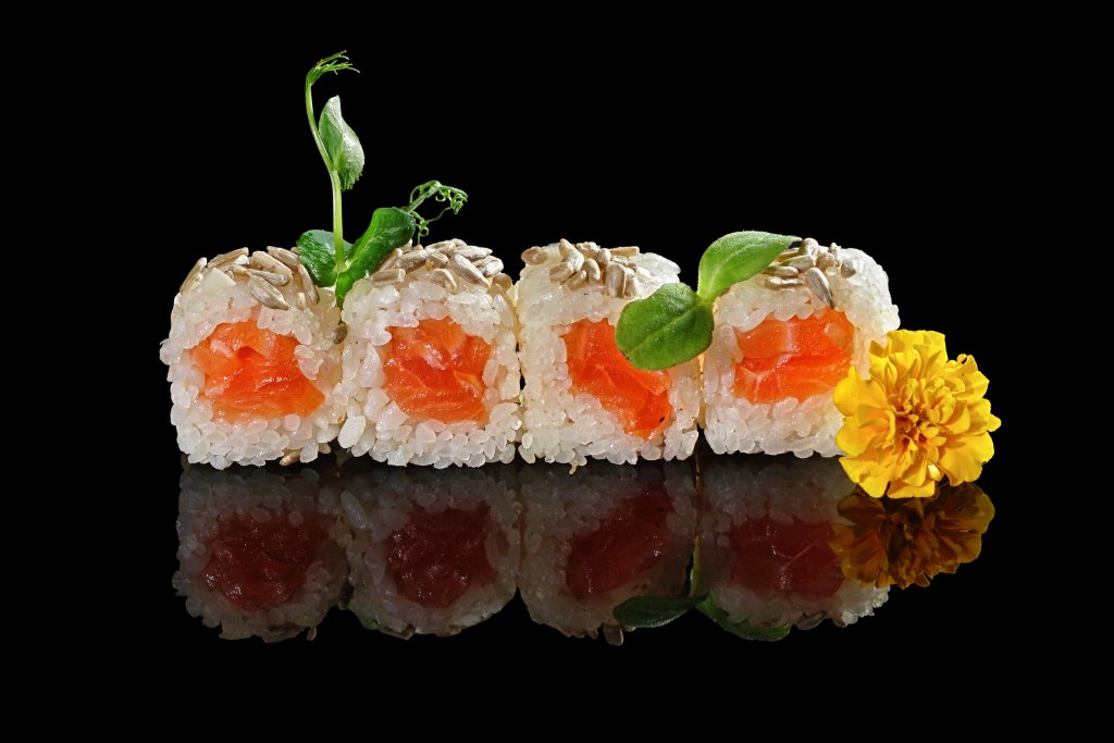 Uramaki speciale salmone e semi di girasole