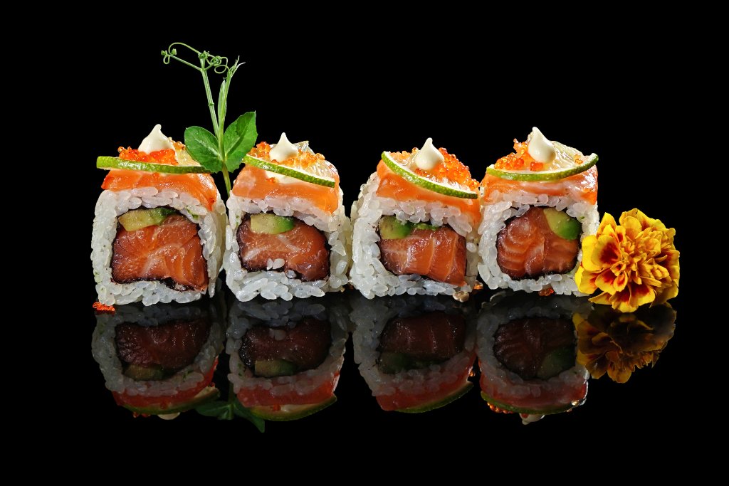 Uramaki speciale gambero panko, salmone e tobiko con lime