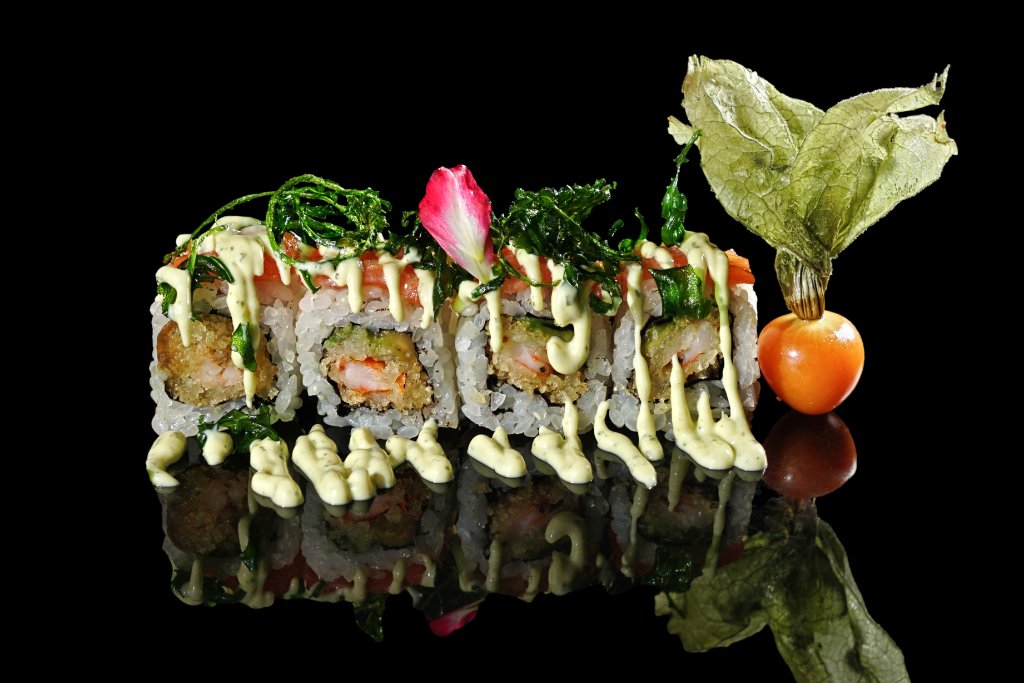 Uramaki speciale riso venere gambero panko e avocado