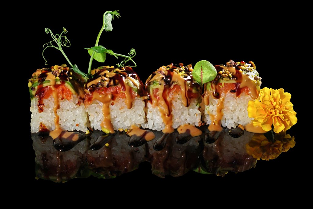Uramaki speciale salmone, avocado e pistacchio