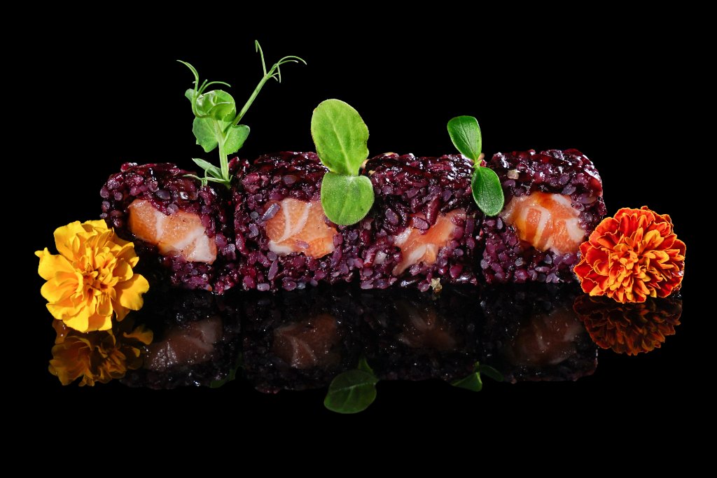 Uramaki speciale riso venere salmone scottato