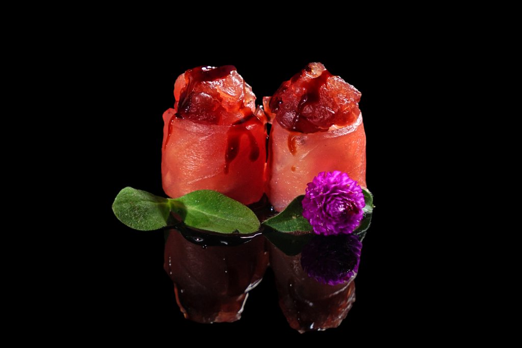 Gunkan tonno con salsa spicy e tobiko