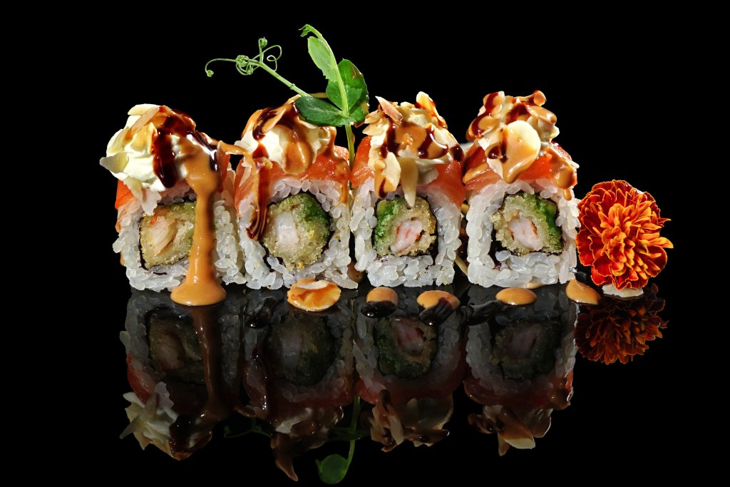 Uramaki speciale gambero panko, salmone, philadelphia e tobiko