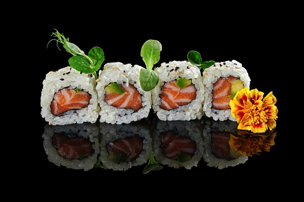Uramaki speciale salmone, fragola e avocado