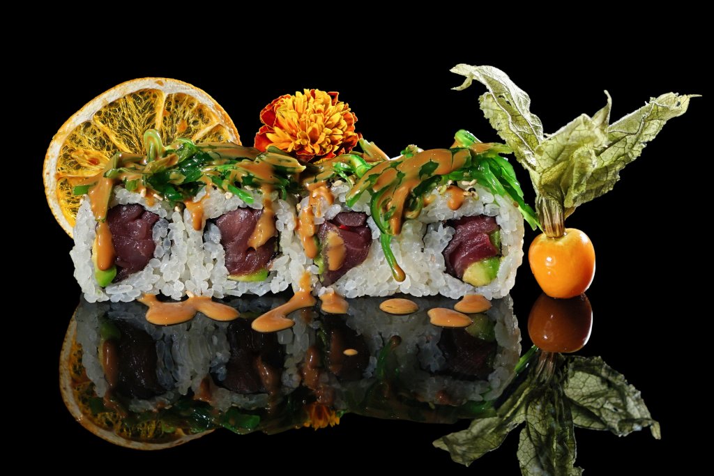Uramaki tonno, avocado e wakame